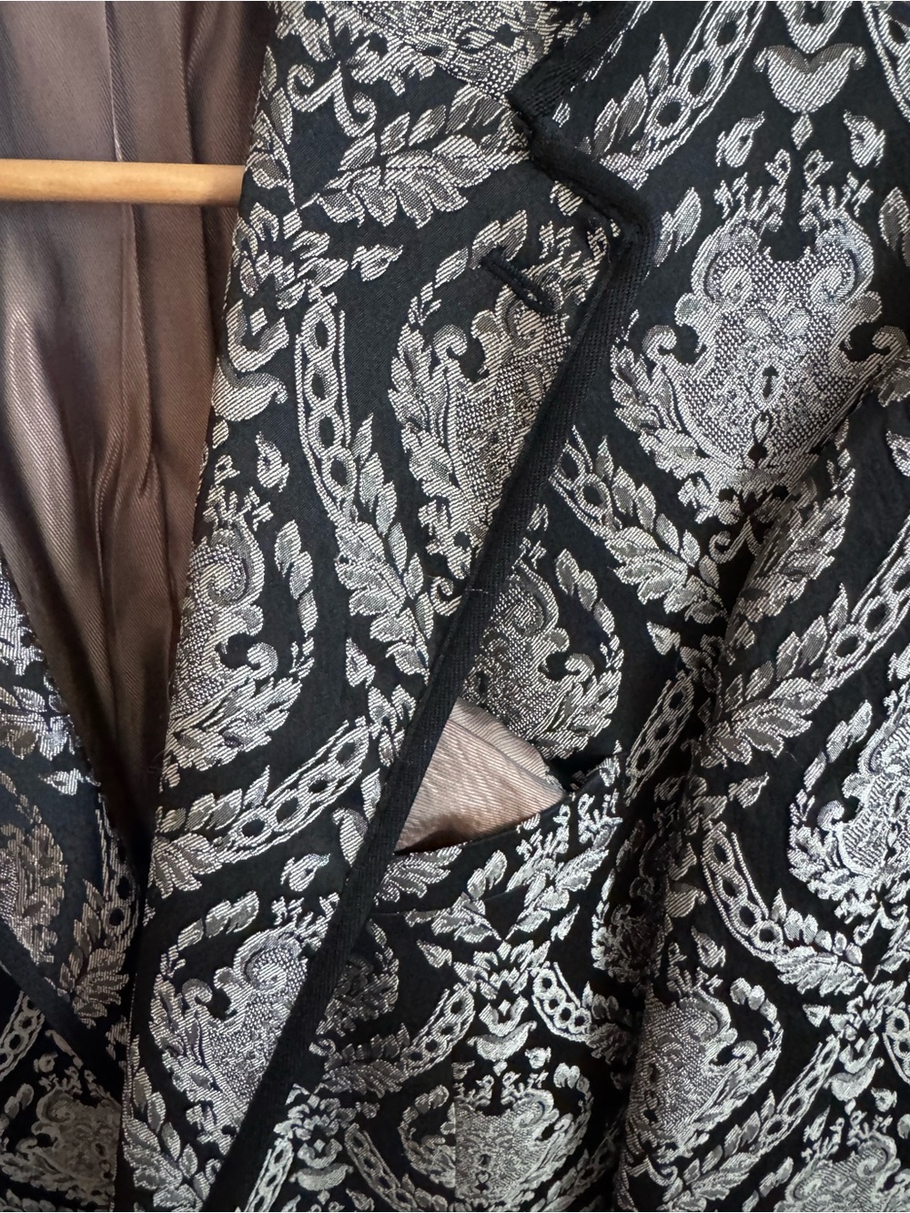 TALLIA Black Blazer with Gold / Tan Brocade Pattern size 42R - Picture 4 of 7